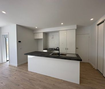 MODERN THREE BEDROOM TOWNHOUSE - Photo 5
