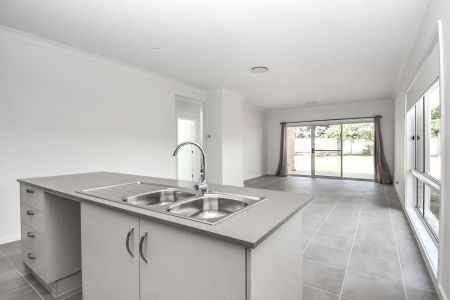 Spacious and Bright Family Home - Photo 2