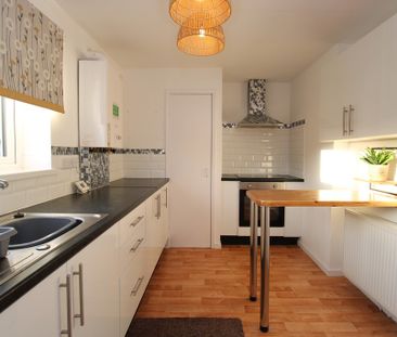 To Let 2 Bed Flat - Photo 5