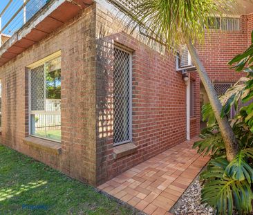 Recently renovated, this unit leaves nothing to do but simply move in! - Photo 5