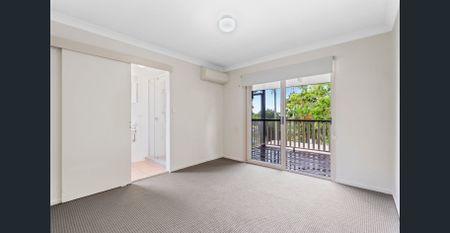 Spacious Townhouse - Photo 4