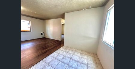 !! 1st floor unit – bedrooms will have brand new carpet !! - Photo 2