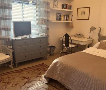 Huge well furnished bedroom in Chelsea/Kensington near buses and un... - Photo 1