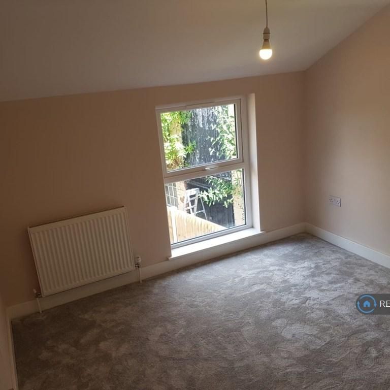 4 bedroom terraced house to rent - Photo 1