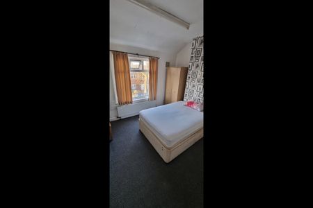 3 Bed Terraced House, Shaftesbury Road, M8 - Photo 2