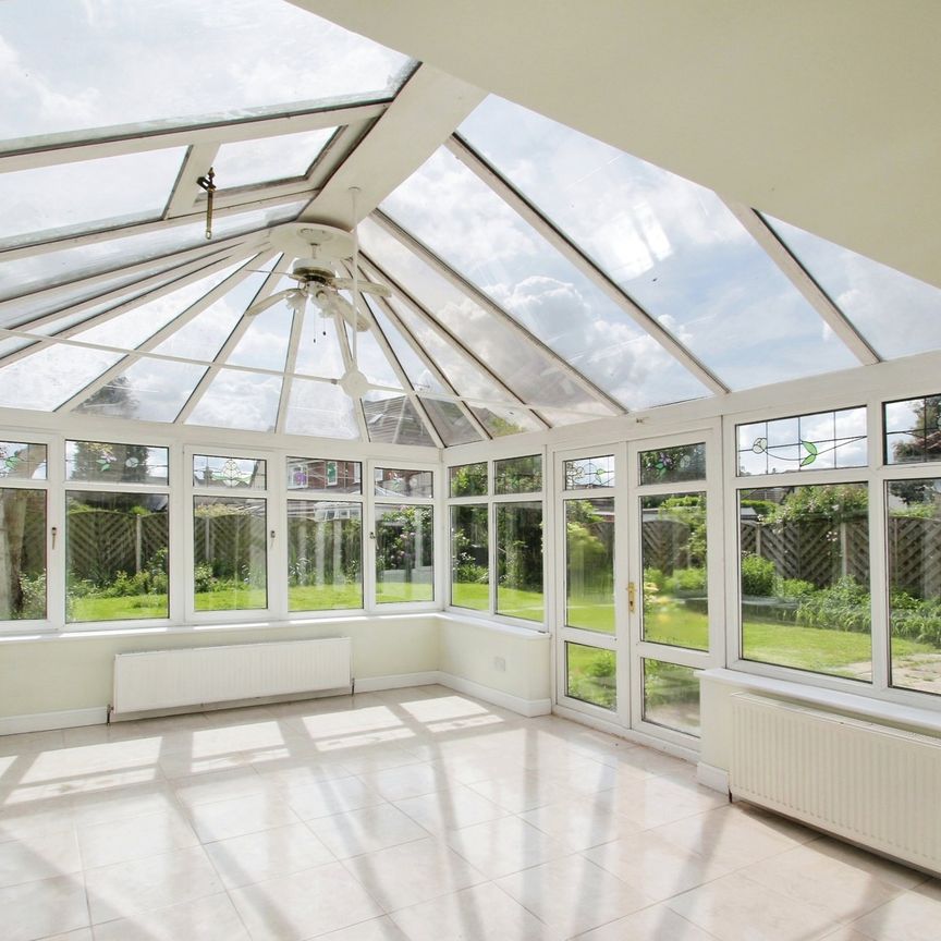 5 bed detached house to rent in Somerset Way, Richings Park, SL0 - Photo 1