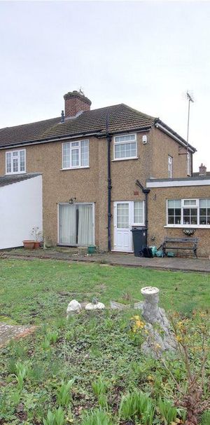 Bedford Crescent, Enfield EN3, London - Photo 1