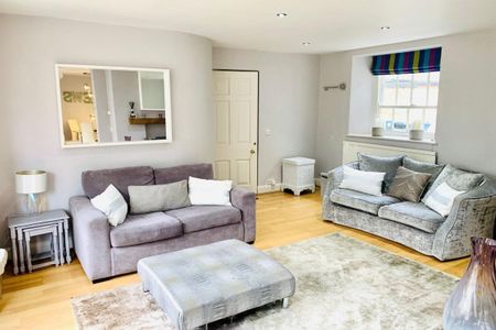 High Street - Photo 2