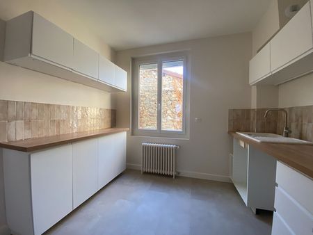 RUE DE ROCHECHOUART, Maison entièrement refaite à neuve de 65m² avec garage ! - Photo 4