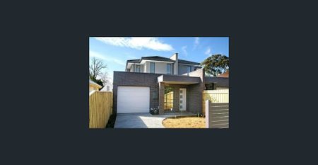 Charming Three Bedroom Townhouse - Photo 2