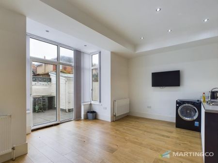 4 bedroom semi-detached house to rent - Photo 4