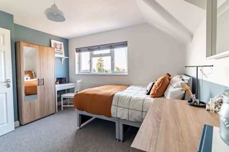 Amazing house share in Frimley for working professionals! Room 5 - Photo 2