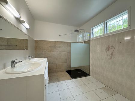 A LOUER - Sainte-Clotilde - La Bretagne - Maison T4 de 97,51 m2 implantée sur 812 m2 de terrain avec garage - Photo 3