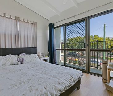 Renovated Townhouse Close to Everything - Photo 3