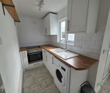 2 bedroom terraced house to rent - Photo 4
