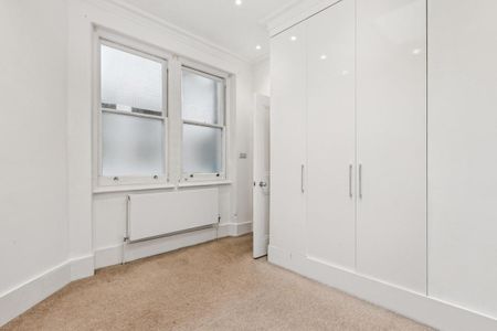 4 bedroom maisonette in London - Photo 2