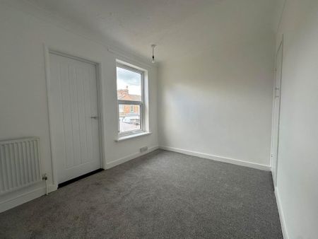 2 bedroom end of terrace house to rent - Photo 2