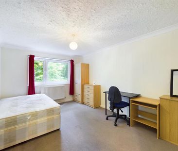 4 bedroom flat to rent - Photo 1