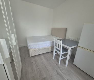 Gainsborough Gardens, HA8, Edgware - Photo 1