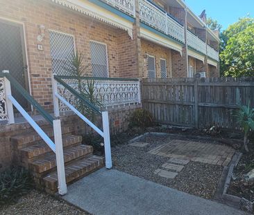 Spacious Townhouse Close to Waterfront - Photo 6