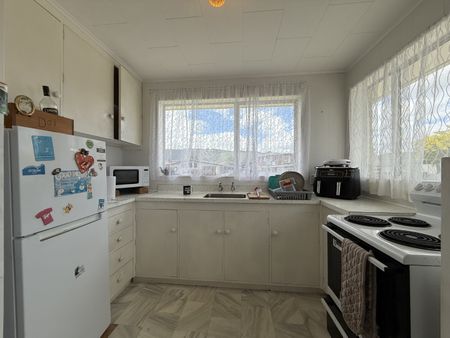 Sunny 2-Bedroom Home - Photo 5