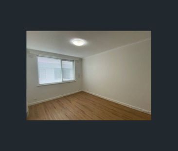 Ideal location, top floor one bedroom apartment - Photo 2