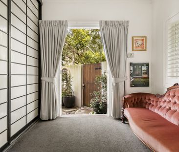 Furnished Art Deco Living In A Prime New Farm Pocket - Photo 3
