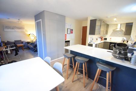 1 bedroom in a house share to rent - Photo 2