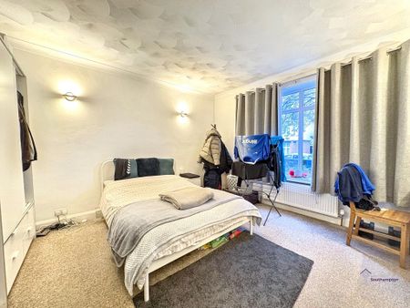 4 bedroom flat to rent - Photo 3