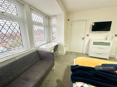 1 bedroom in a house share to rent - Photo 2