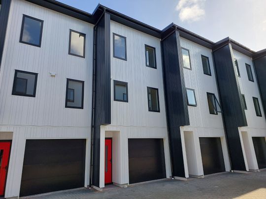 Modern Birkenhead Townhouse - Photo 1