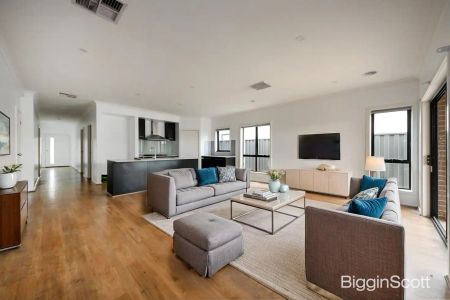 “Luxury 5-Bedroom Residence Offering Comfort and Convenience” - Photo 4