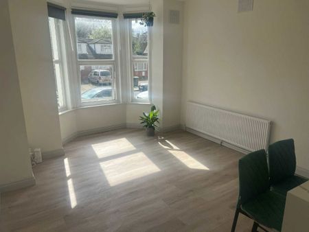 Hopton Road, SW16 2EH, London - Photo 2