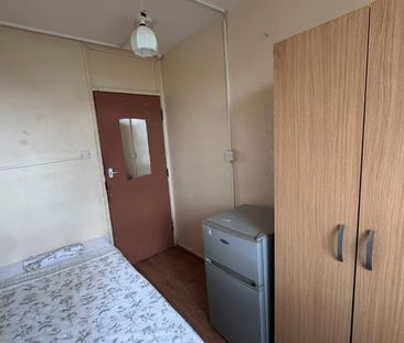 Room in a Shared House, Hampson Way, SW8 - Photo 2