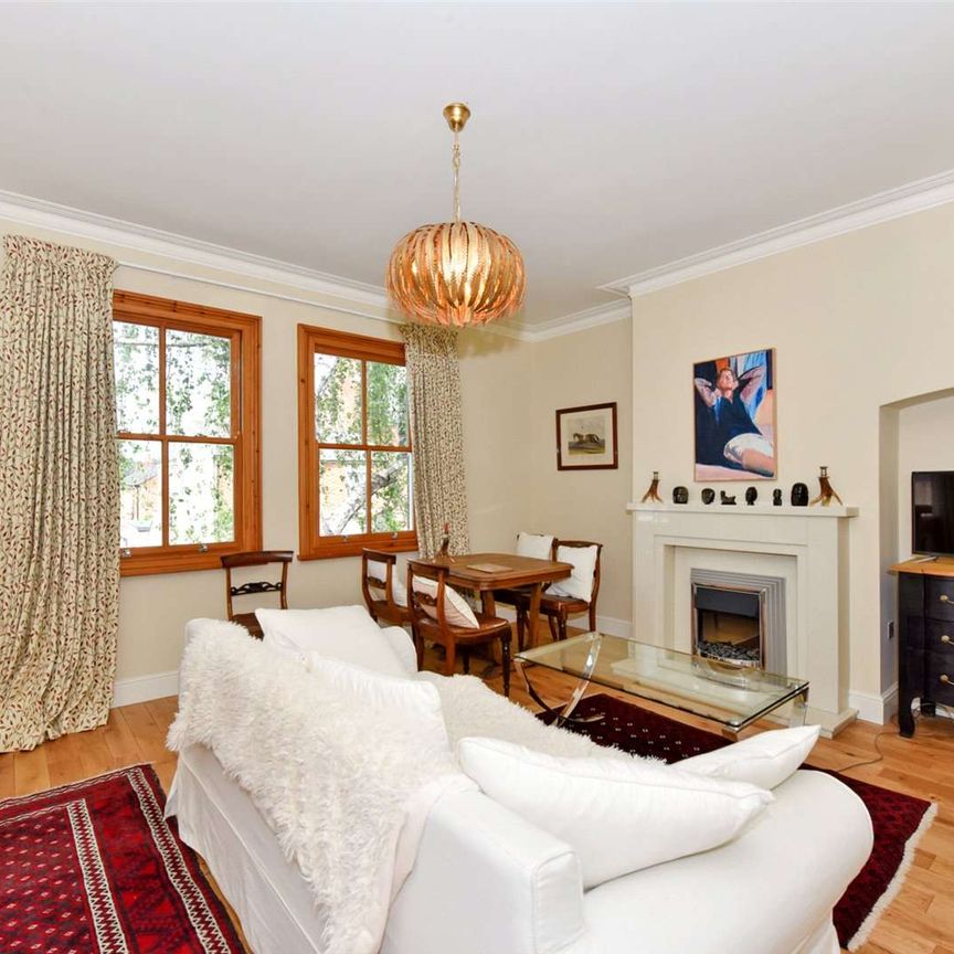 A stylish triplex apartment with parking and south facing garden - Photo 1