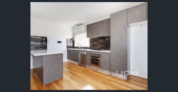 Two bedroom home, prime location! - Photo 1