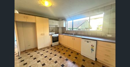 3 Bedroom Unfurnished Top Floor Apartment in the Heart of Burleigh Heads! - Photo 2