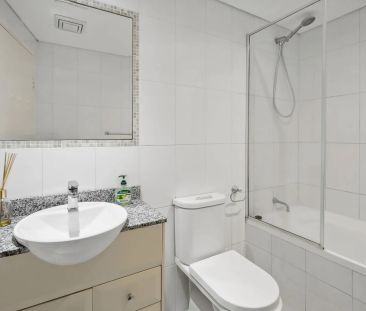 Modern One Bedroom Unit Perfectly Positioned Opposite Manly Wharf - Photo 2
