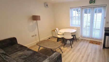 4 bedroom flat to rent - Photo 2