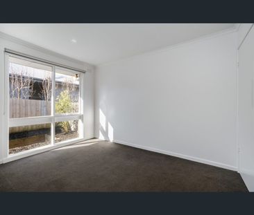 8/8 Ballater Avenue, Newtown, Vic 3220 - Photo 3