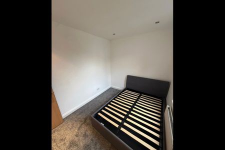 3 Bed Flat, Butchers Road, E16 - Photo 3