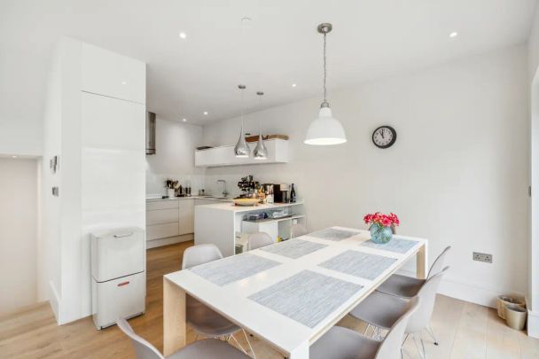 3 bedroom house in South Kensington - Photo 1