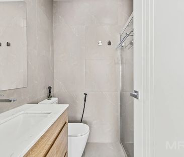 Modern, Stylish with Garage conversion - Photo 3
