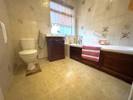 3 bedroom semi-detached bungalow to rent - Photo 2