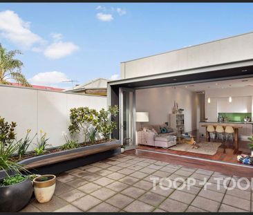 Spacious Villa in the Heart of Mile End! - Photo 3