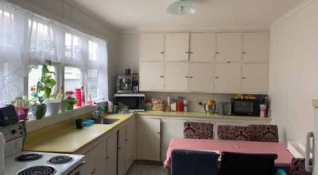 Two Stories on Carlyle - Photo 4