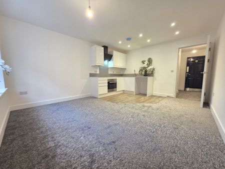 Two bed Top-floor Apartment - Photo 2