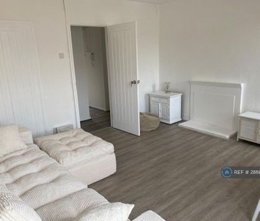 3 bedroom flat to rent - Photo 1