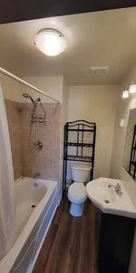 Private main floor rental near Langara College - Photo 4