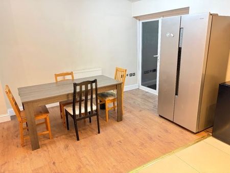 5 Bed Semi-Detached House, Very Near Northfields Tube Station A, W5 - Photo 2